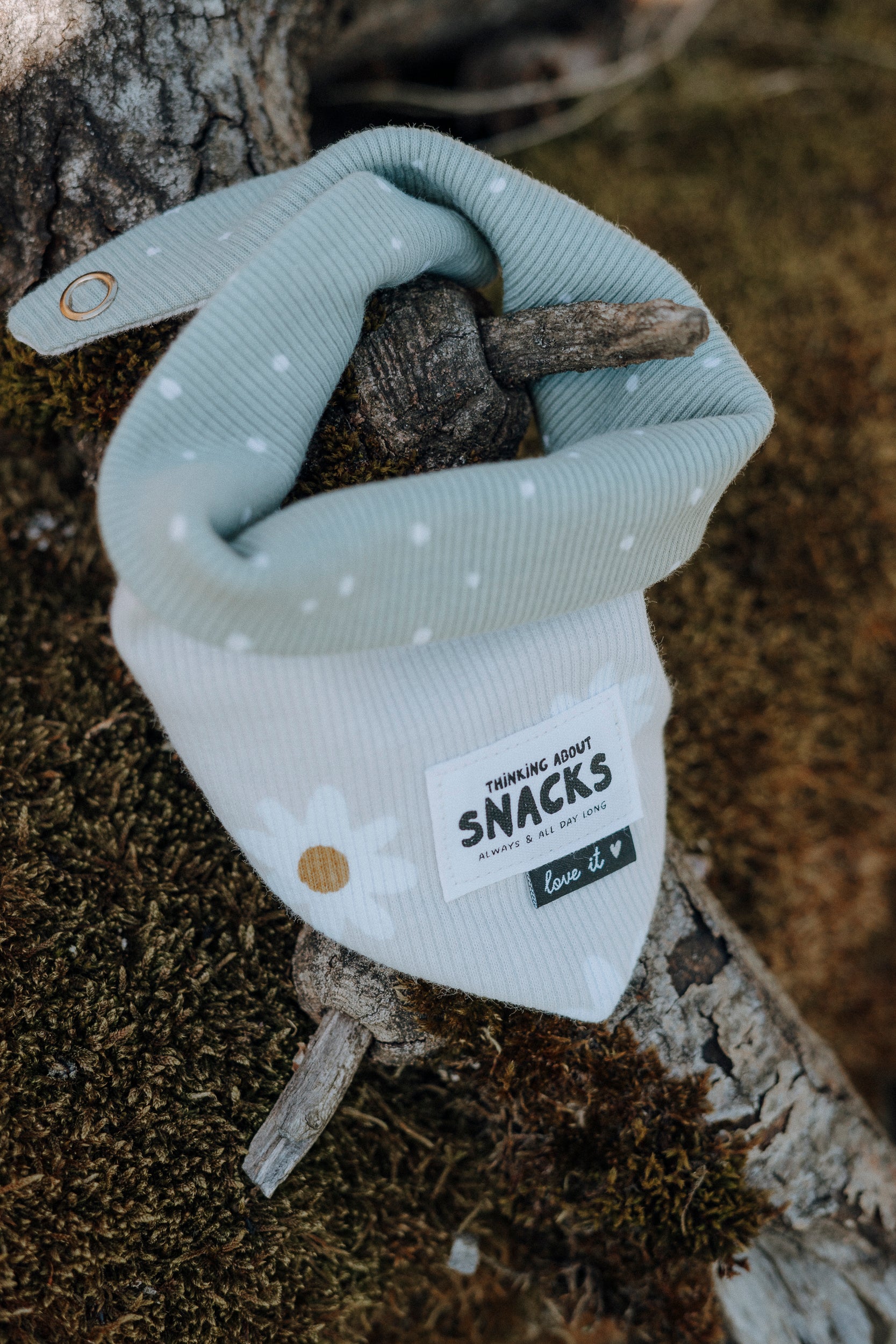 Wende-Hundehalstuch „Thinking about snacks“